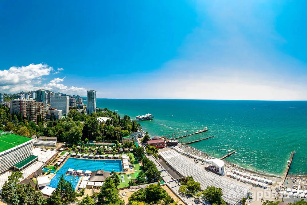 Из какого жилья смотреть на вечернее солнце над водой?